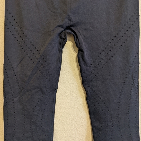 Peach Brand Black Laser Cut high waisted Leggings Size XLarge. EUC - Picture 4 of 5